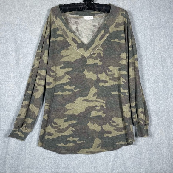 First Love Women’s Small Green Camo VNeck Slouchy Oversized Long Sleeve TShirt - Picture 1 of 7